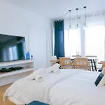 Majestic & Idyllic Parisian Flat - Champs-Elysees