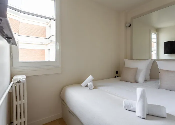 The Carla Suite Eiffel Tower View