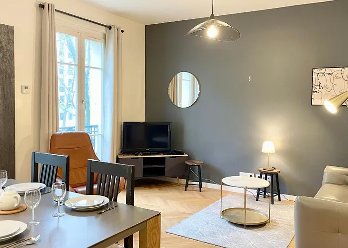 107 - Tour Eiffel Appartement Luxe 15Eme