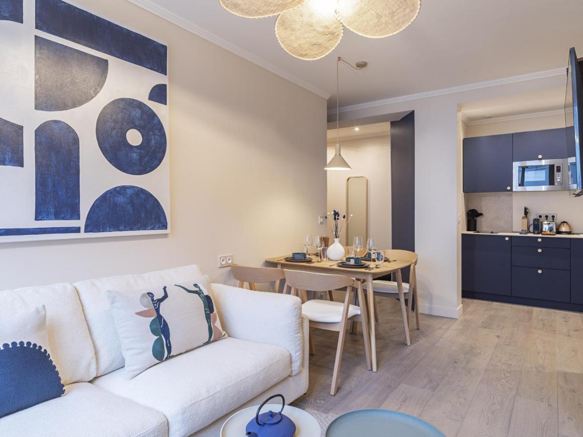 The Blue On Champs Elysees Avenue Parigi