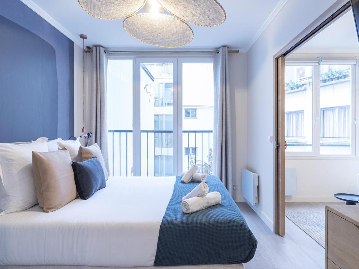 The Blue On Champs Elysees Avenue Parigi