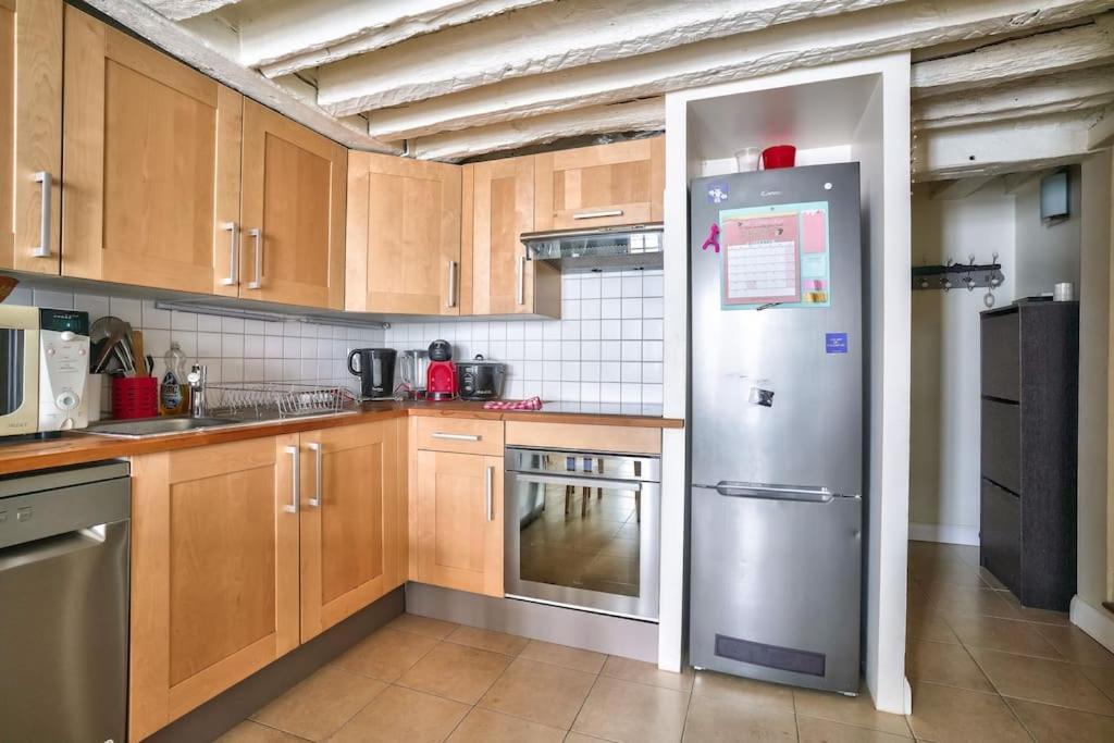 Superb 2 Bedroom Flat In Le Marais Neighborhood Parigi