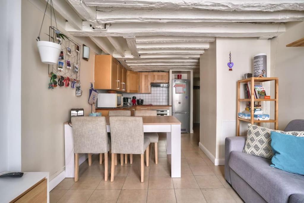 Superb 2 Bedroom Flat In Le Marais Neighborhood Parigi