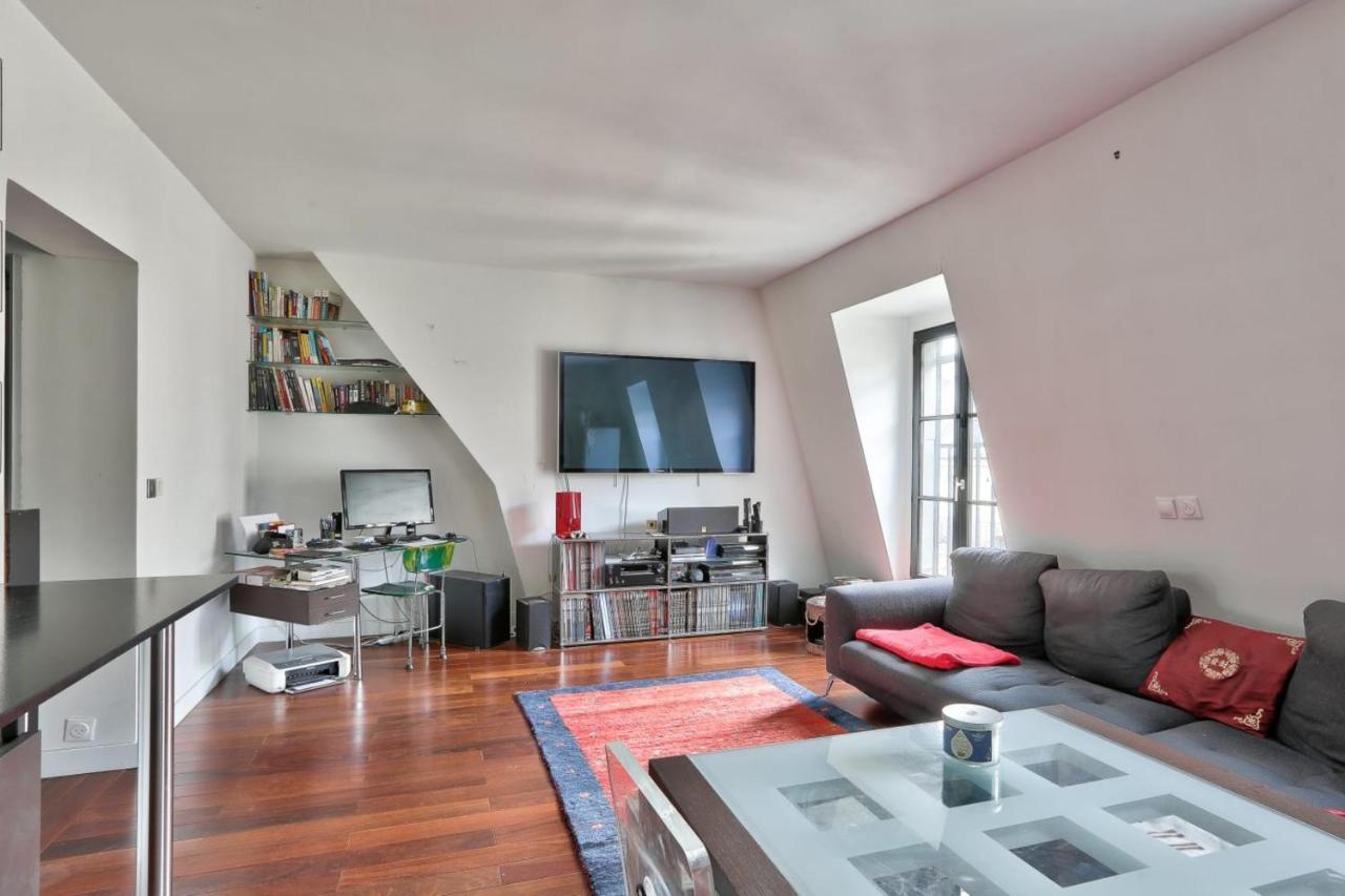 Spacious In The Heart Of The Batignolles District Parigi