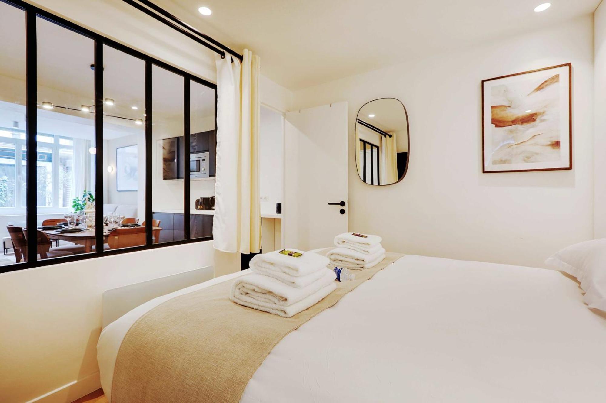 Pelican - Louvre Apartment