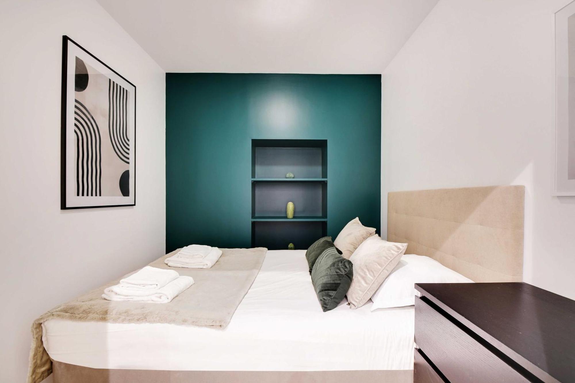 Enchanting 2 Bdr Parisian Apartment Paris