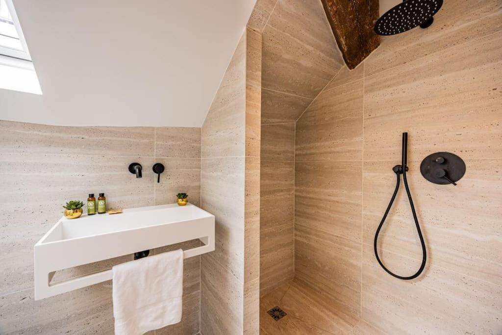 3 Bedrooms Sacree Coeur Place Du Tertre Montmartre Appartamento