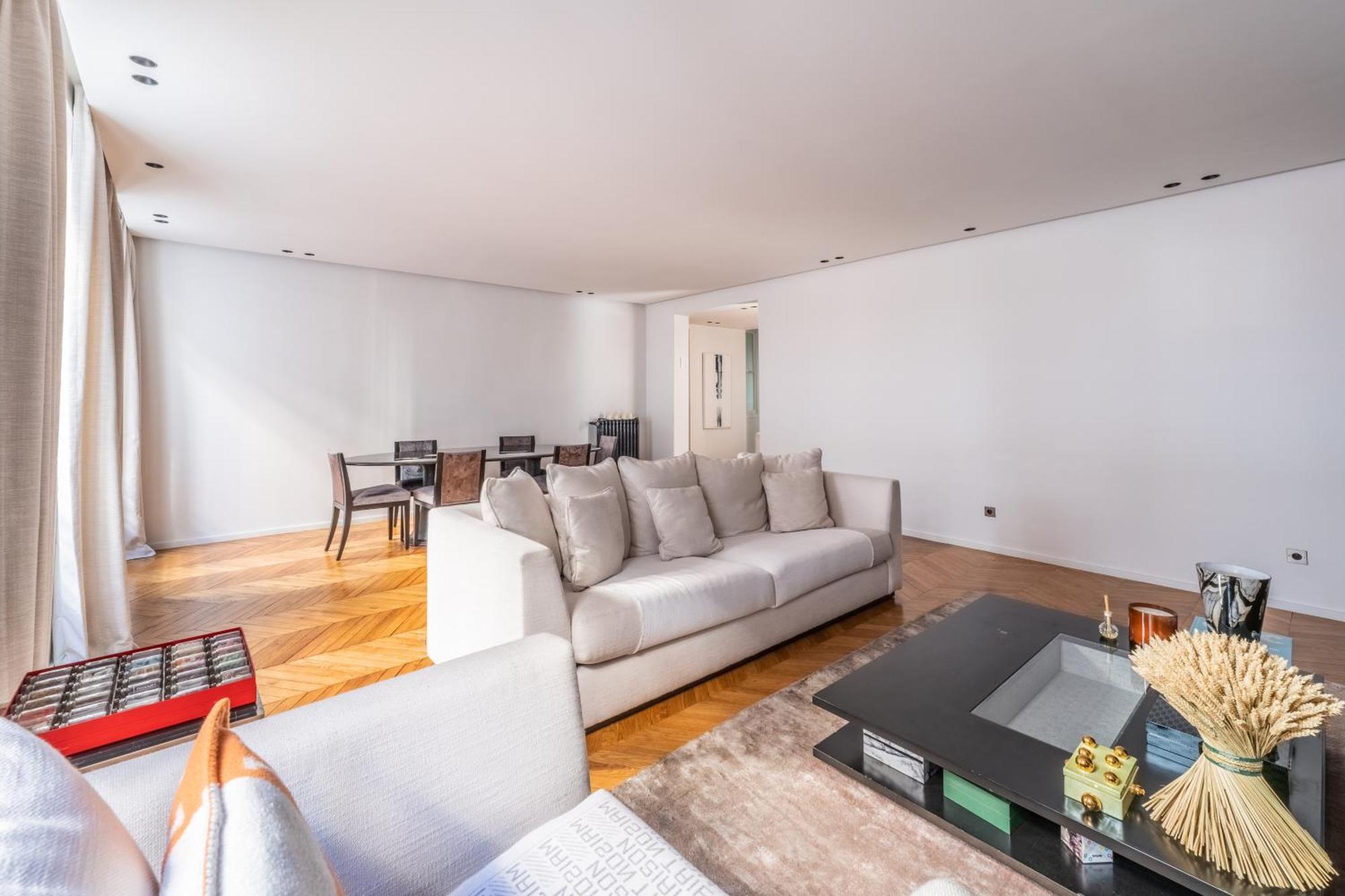 Amazing 2bdr/6pax Next To Champs Elysees Apartment