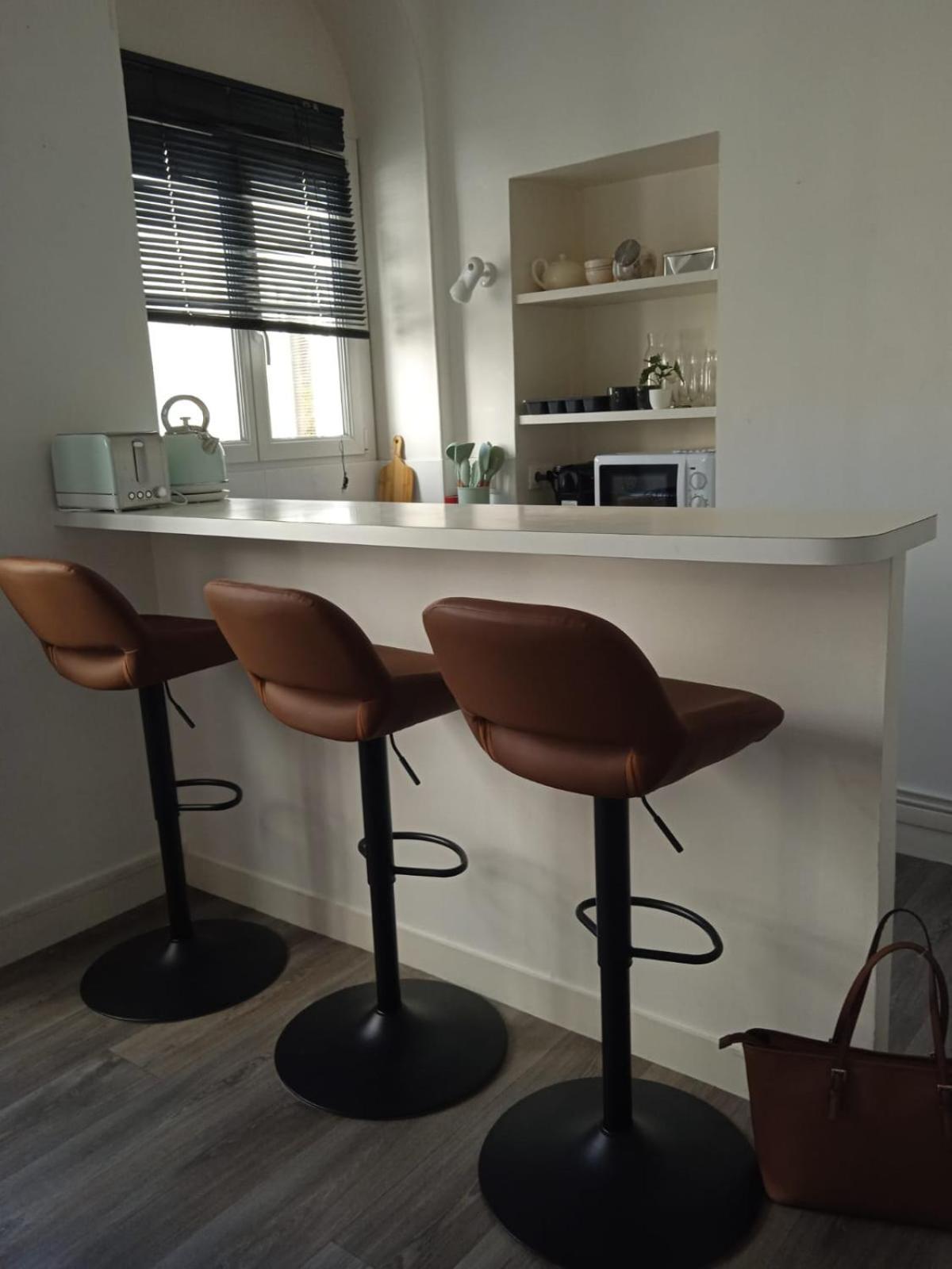 Gare Montparnasse,gorgeous1 Bedroom,close To Eiffel Tour,center , Stuning Place Apartment *