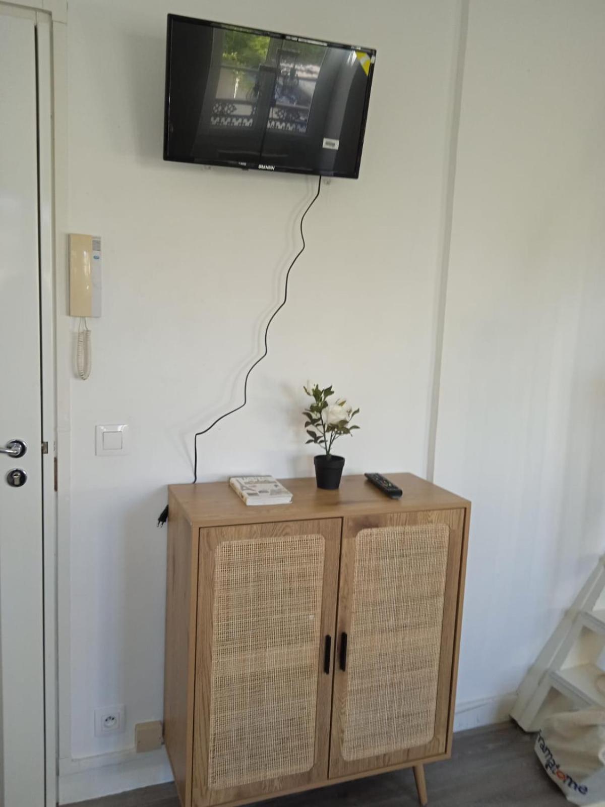Gare Montparnasse,gorgeous1 Bedroom,close To Eiffel Tour,center , Stuning Place