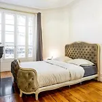 Abbesses - Superbe appartement avec cheminées