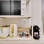 Cozy Studio In The Vibrant Heart Of Paris