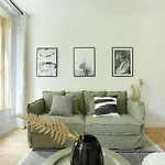 Apartment Center Of Paris By Studio Prestige