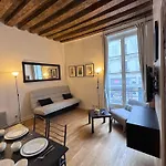 Appartement Typique Parisien Au Coeur Du Marais