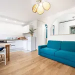 Paris: 2P refait à neuf et idéalement desservi