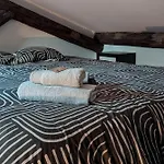 Charming Studio For Two In The 10Th