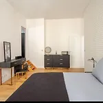 Chic Stay Near Louvre & Eiffel Tour