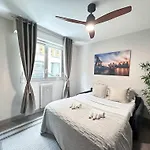 Elegant Escape Near Arc De Triomphe