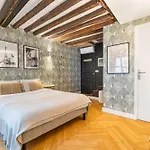 Ultra Central Historical Parisian Flat - Louvre