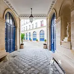 Veeve - A La Mode Retreat By The Seine