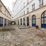Veeve - A La Mode Retreat By The Seine