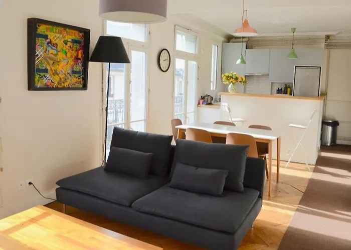 Charming 2 Bedroom Apartment With Balcony In 3Rd Arr