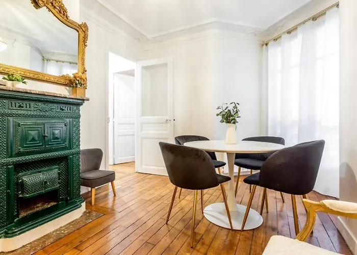 Abbesses - Superbe appartement avec cheminées