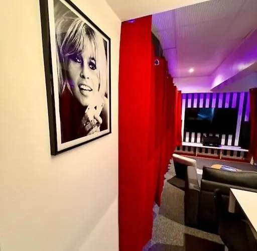 Experience Cinema Immersif Dans Appartement Renove Pres De Montmartre