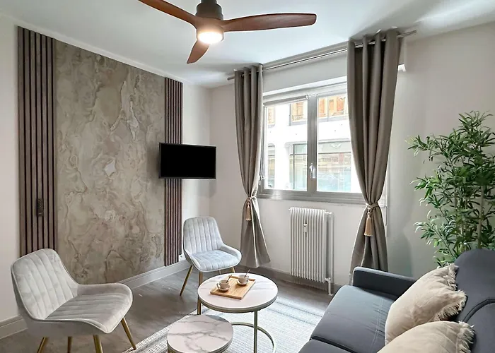 Elegant Escape Near Arc De Triomphe