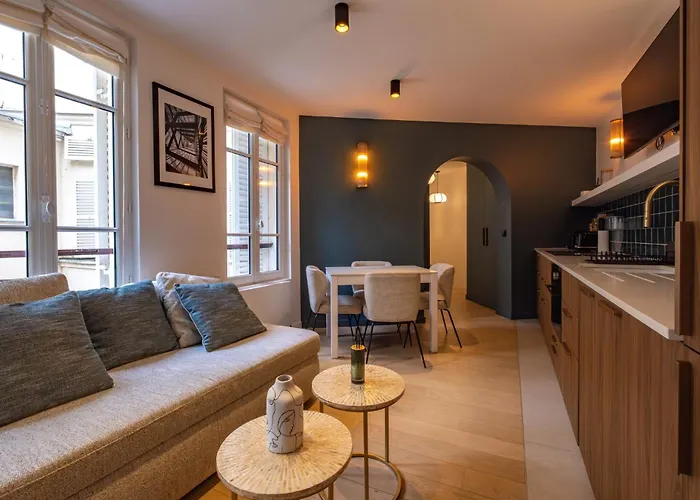 4 Guest - Hausmanian Flat Arc De Triomph
