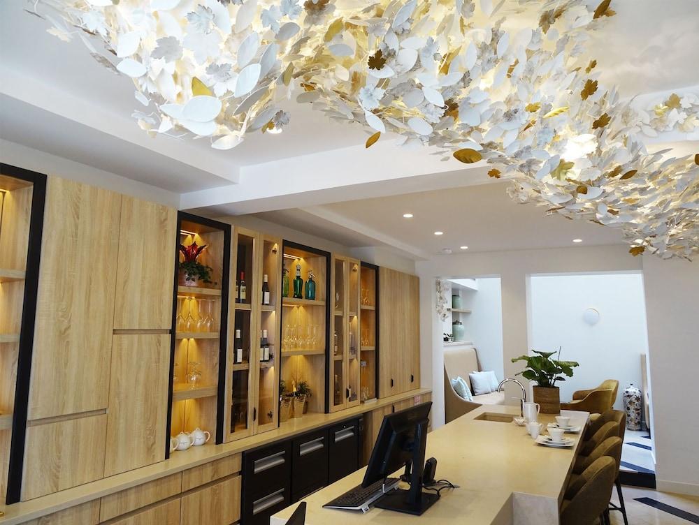 Des Champs-elysées Hotel 4*