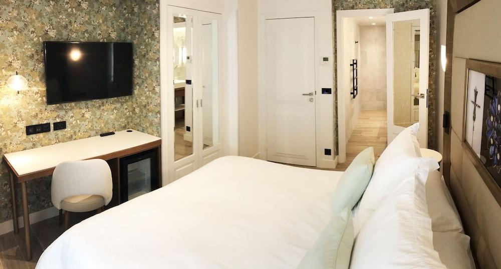 Des Champs-elysées Hotel 4*