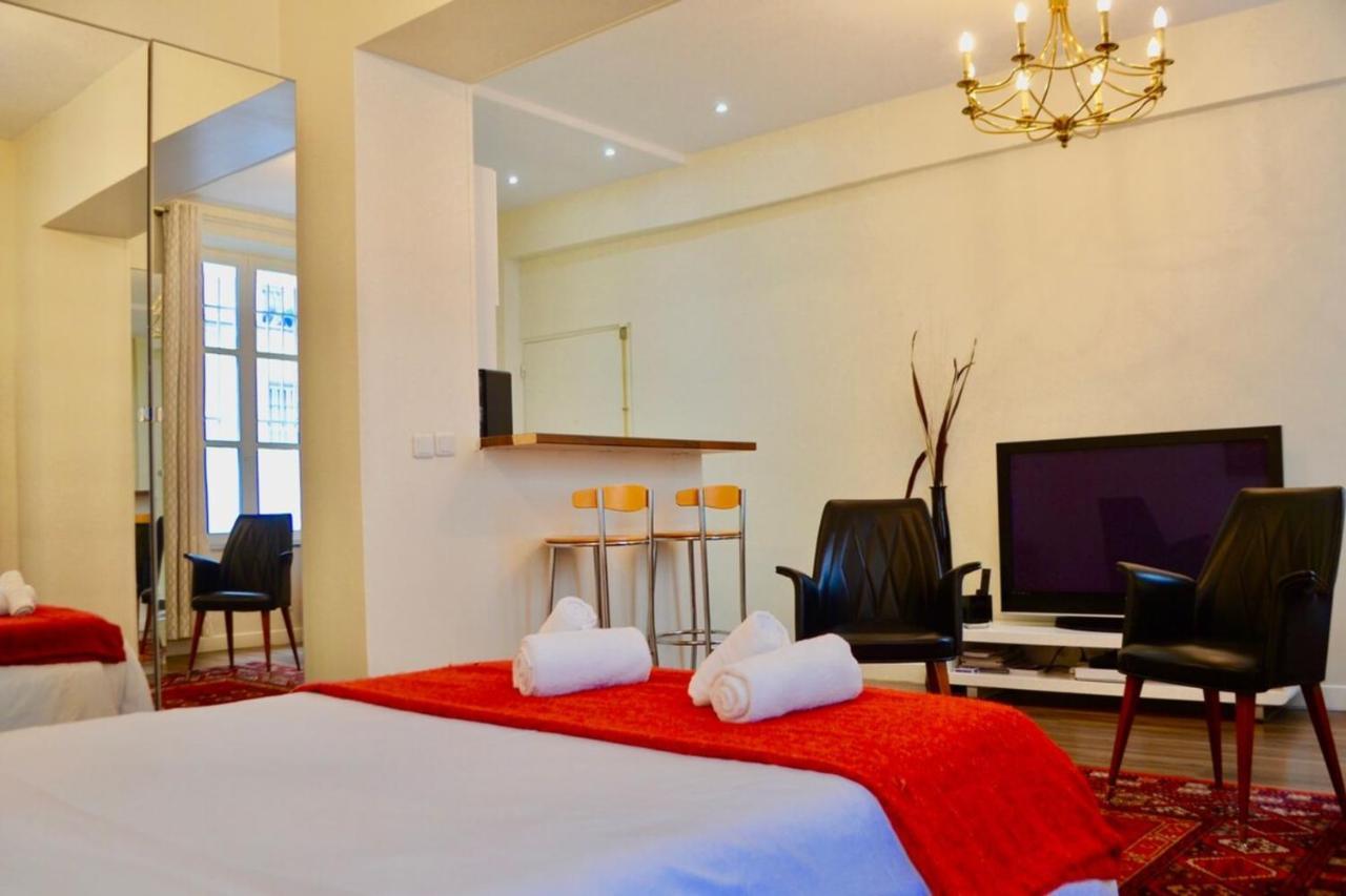 Apartment 1 Bedroom In The Heart Of The Marais Area *