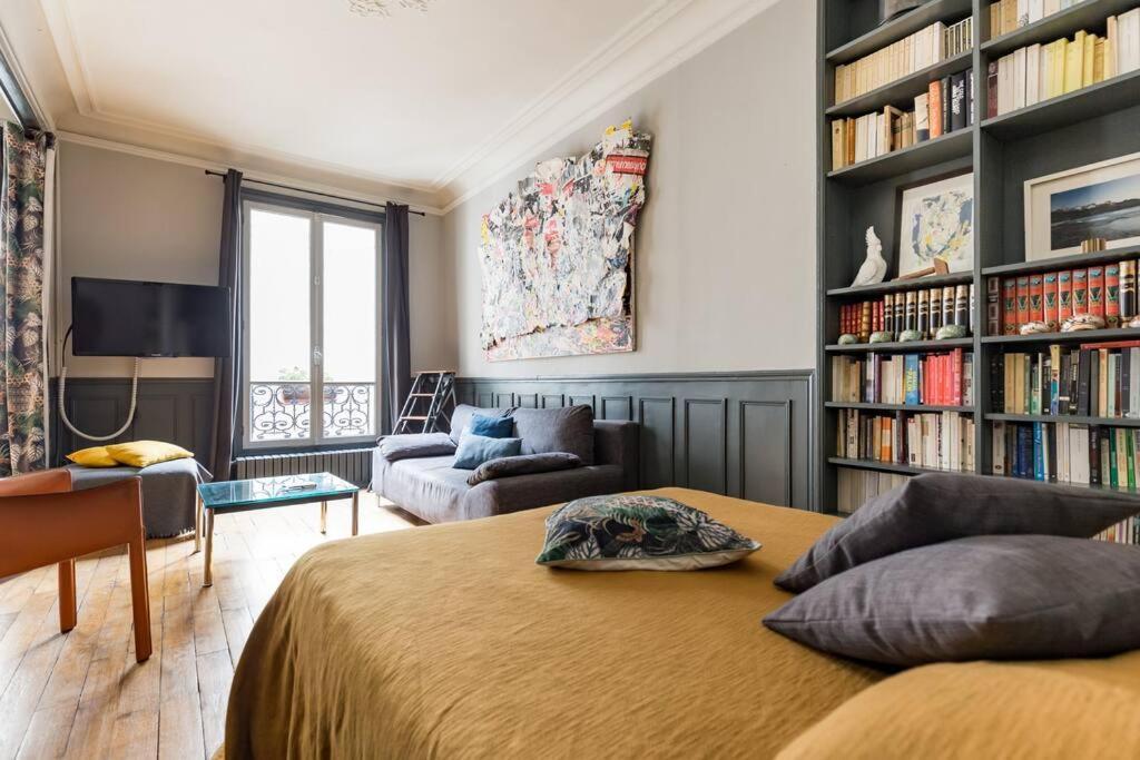 Spacious And Bright 2 Bedroom Apartment, Typically Parisian, Montmartre-opera, Appartamento Parigi