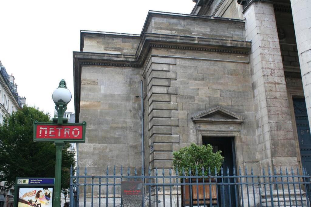 Spacious And Bright 2 Bedroom Apartment, Typically Parisian, Montmartre-opera, Appartamento Parigi
