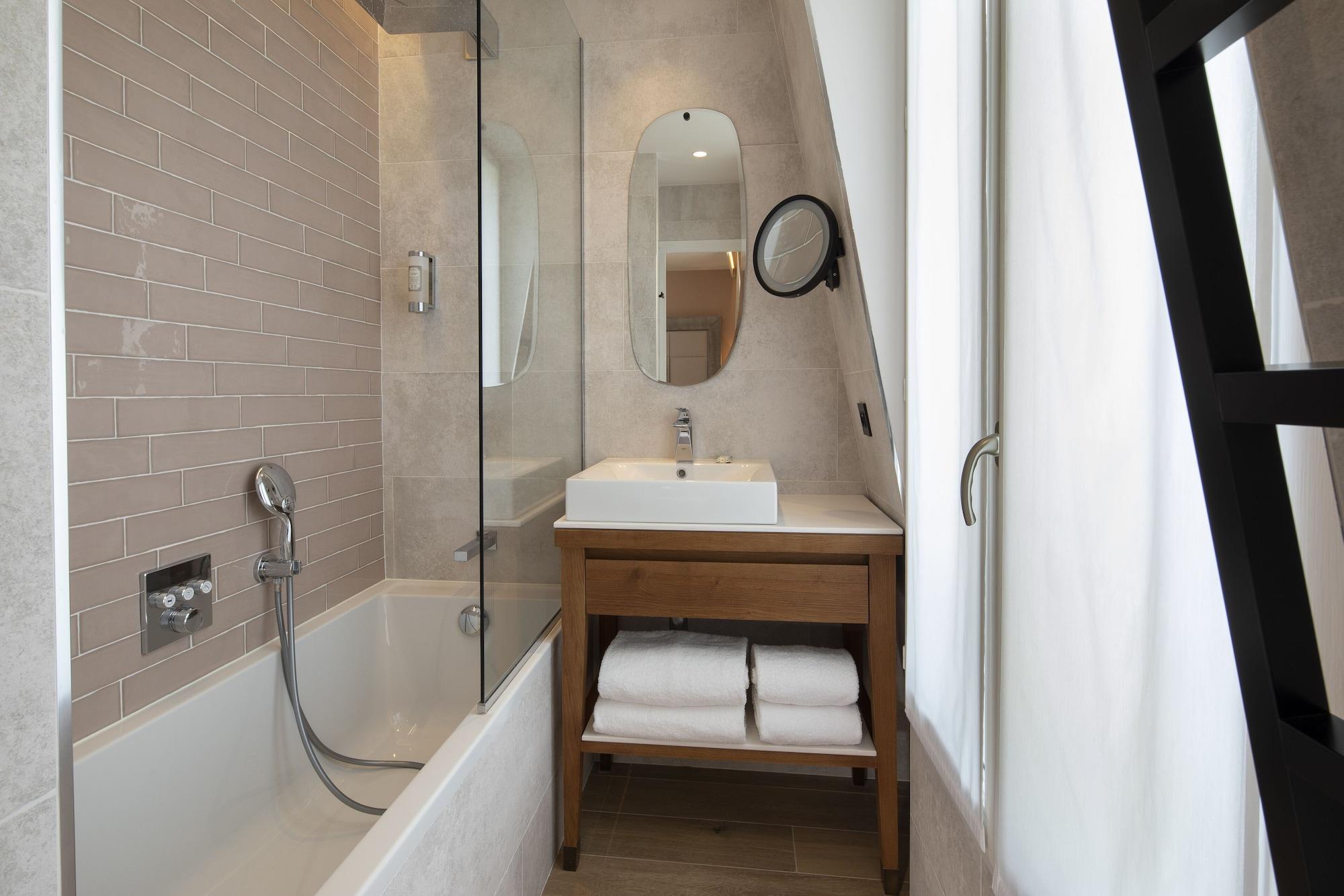 Des Champs-elysées Hotel