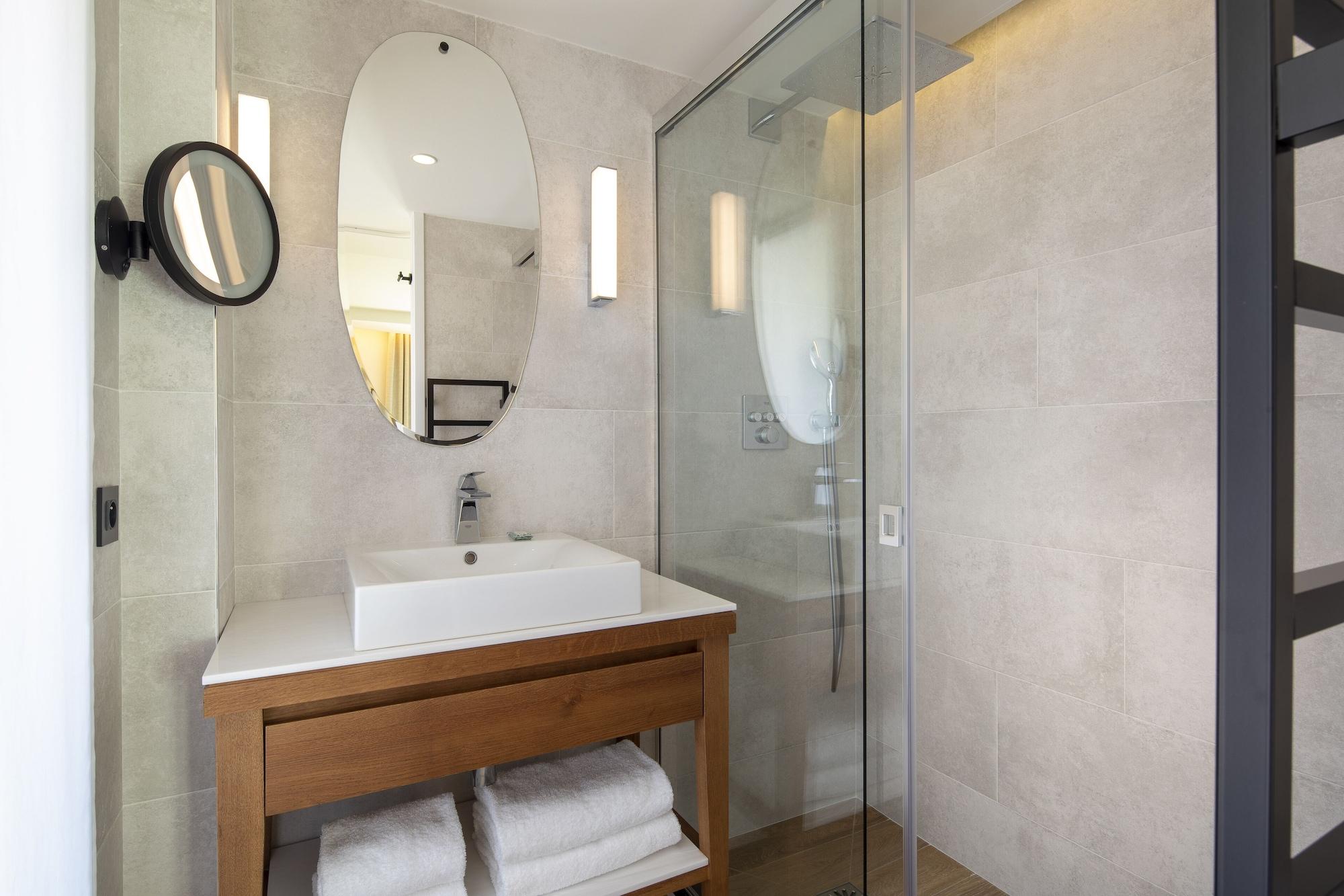 Des Champs-elysées Hotel 4*