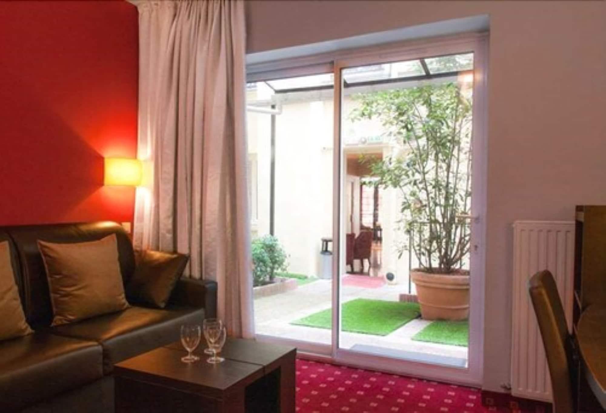 Des Deux Avenues Hotel 3*