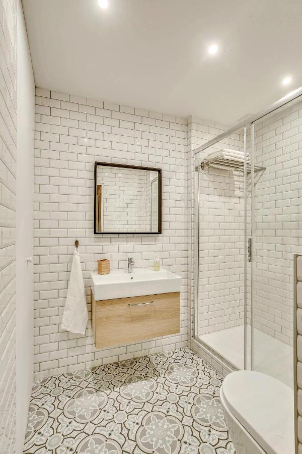 & Stylish Renovated Parisian / 6-8 Guests Appartamento