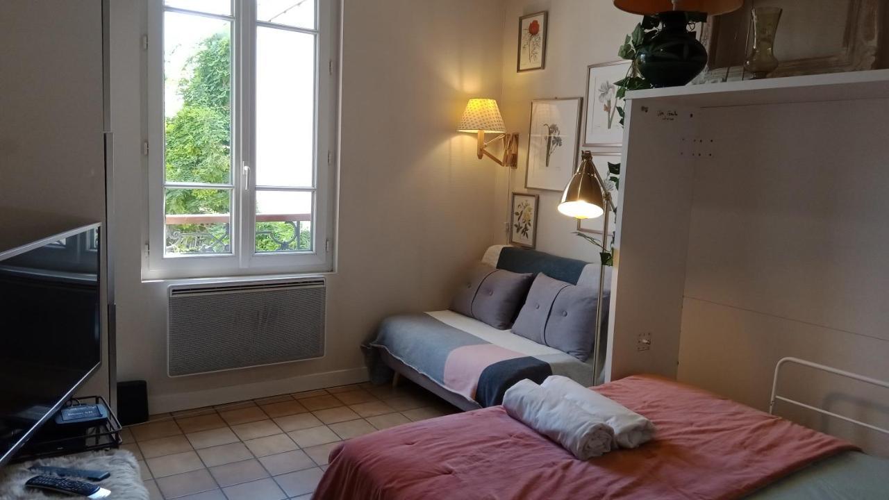 Authentic House Small, Bright And Calm Paris
