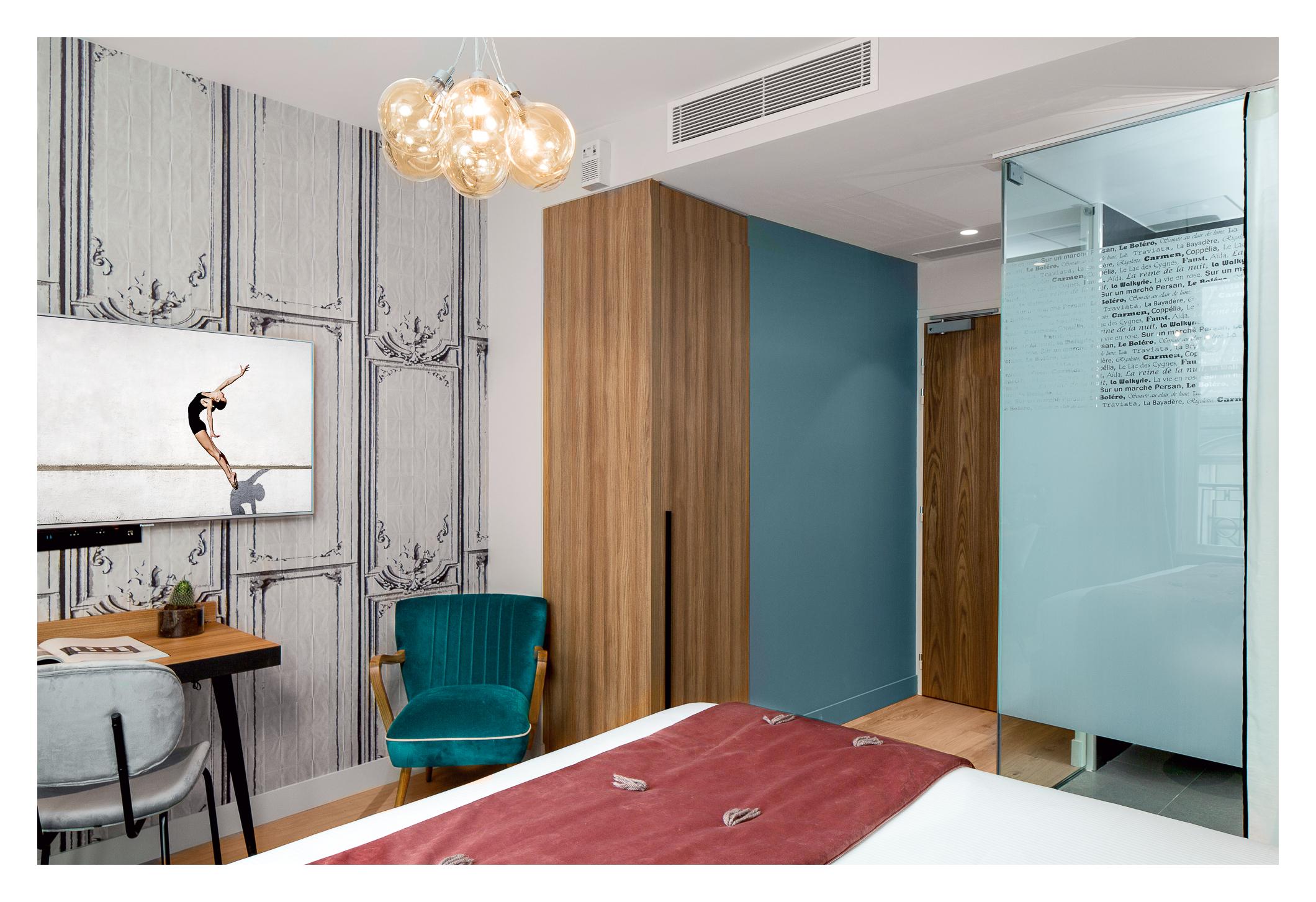 Lyric Opera Hotel