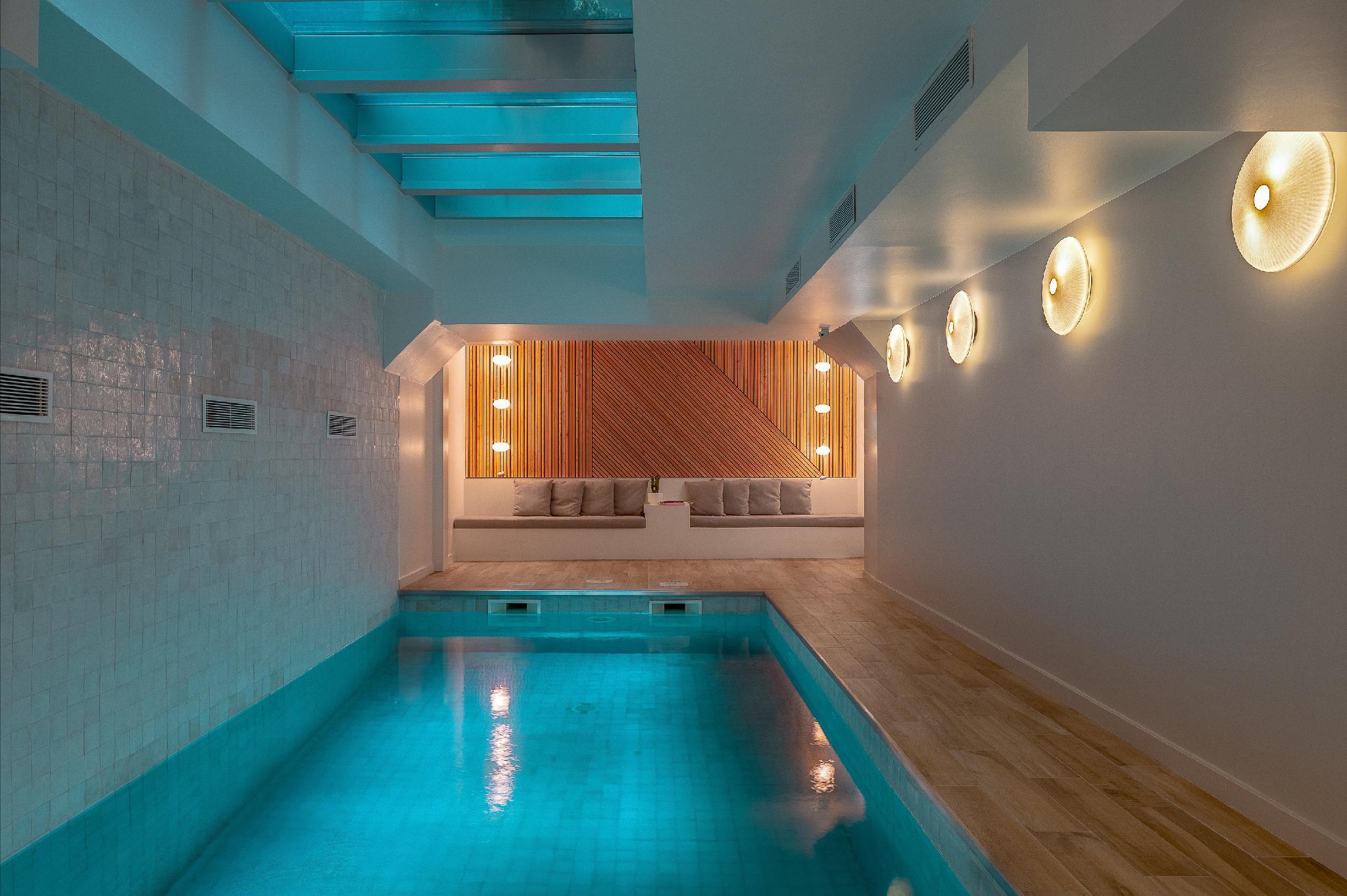 Lyric Opera Hotel 4*
