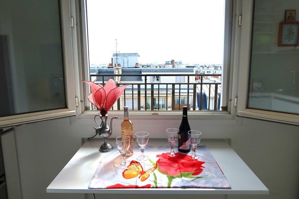 Eiffel Tower View Rooftop Studio * Parigi