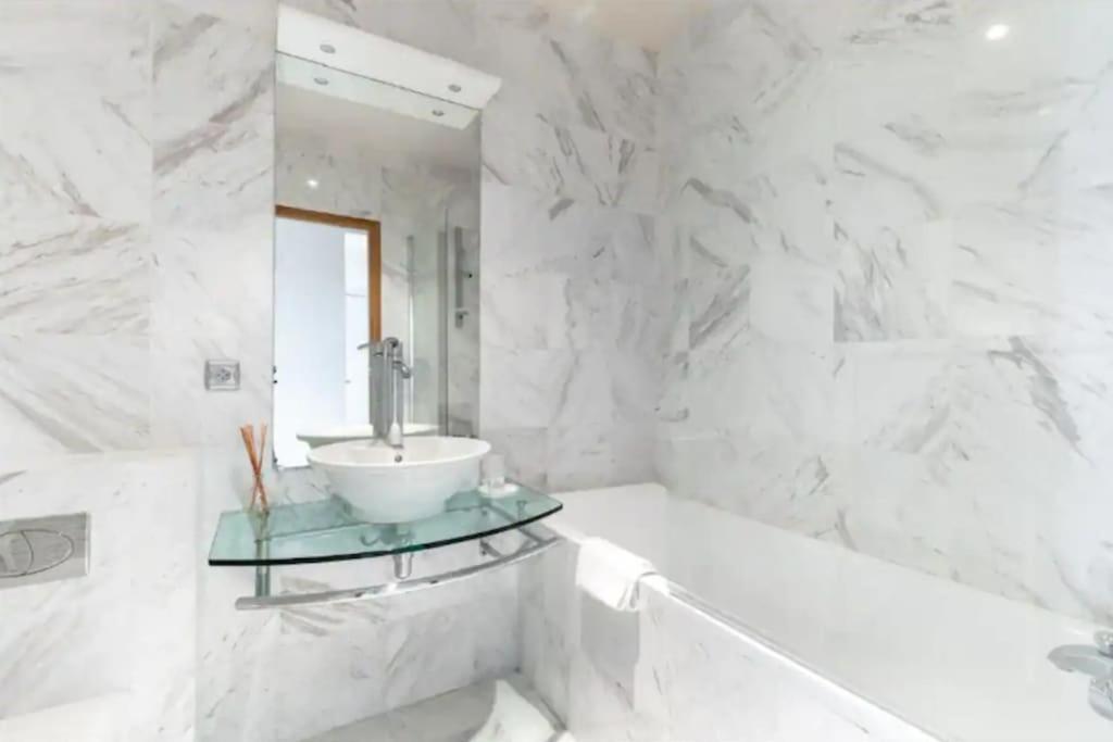 Appartamento Avenue Montaigne Luxury 2br 4p Parigi