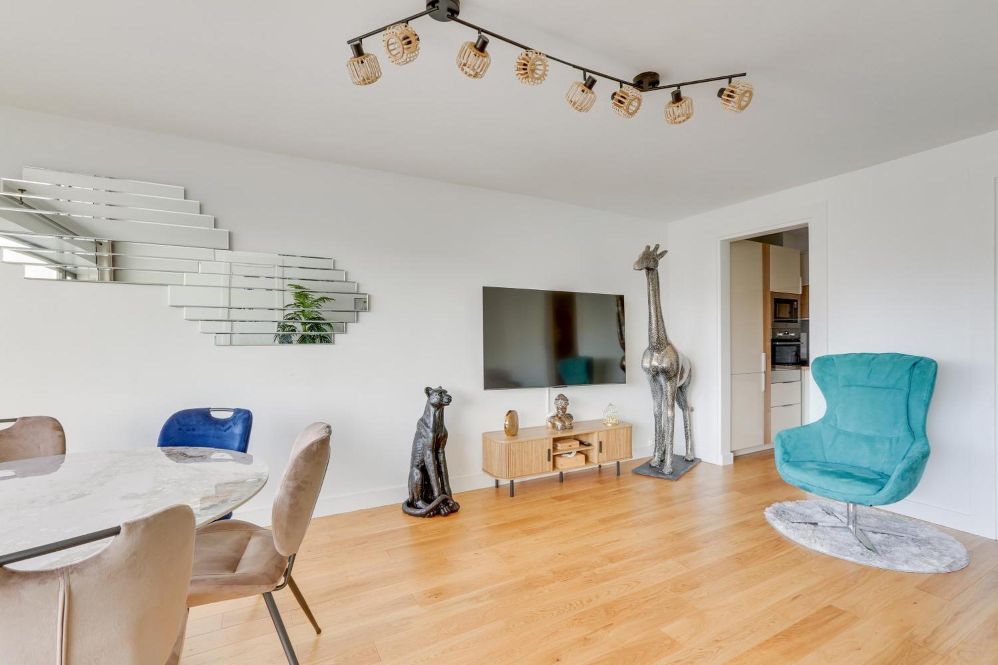 Luxury 75m2 With Eiffel Tower View, 1 Min Metro, Parking * Parigi