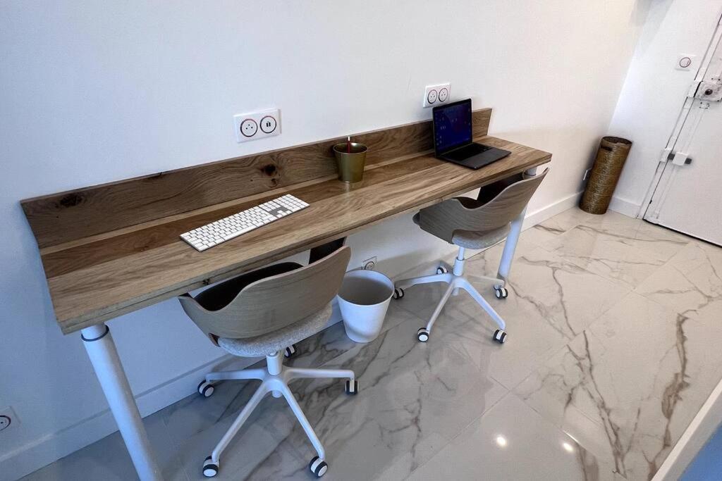 Appartamento With Amazing View Of + Parking Parigi