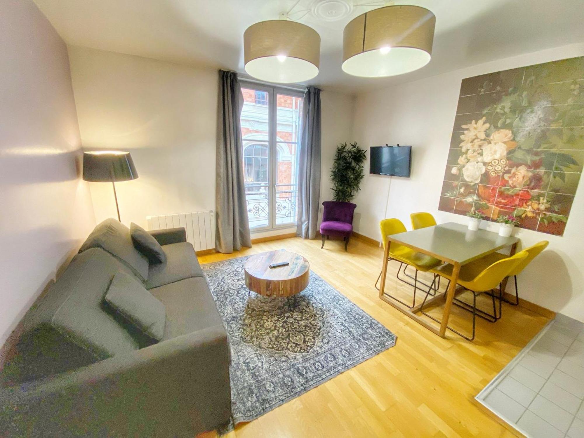 Service - En Face Du Musee - 5 * Paris