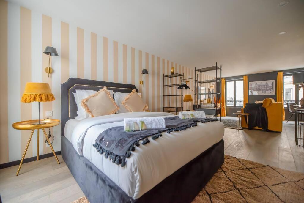 Monsieur Montmartre - Moulin Rouge Apartment *