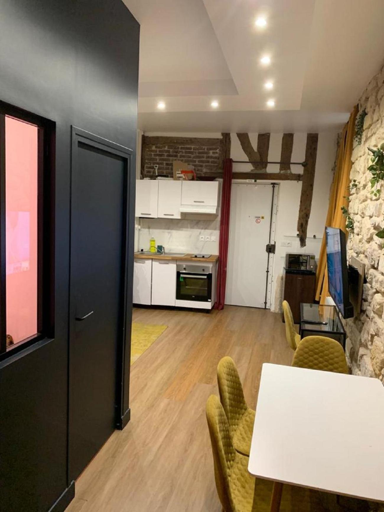Apartment 154 - Urban Atelier Cinema In