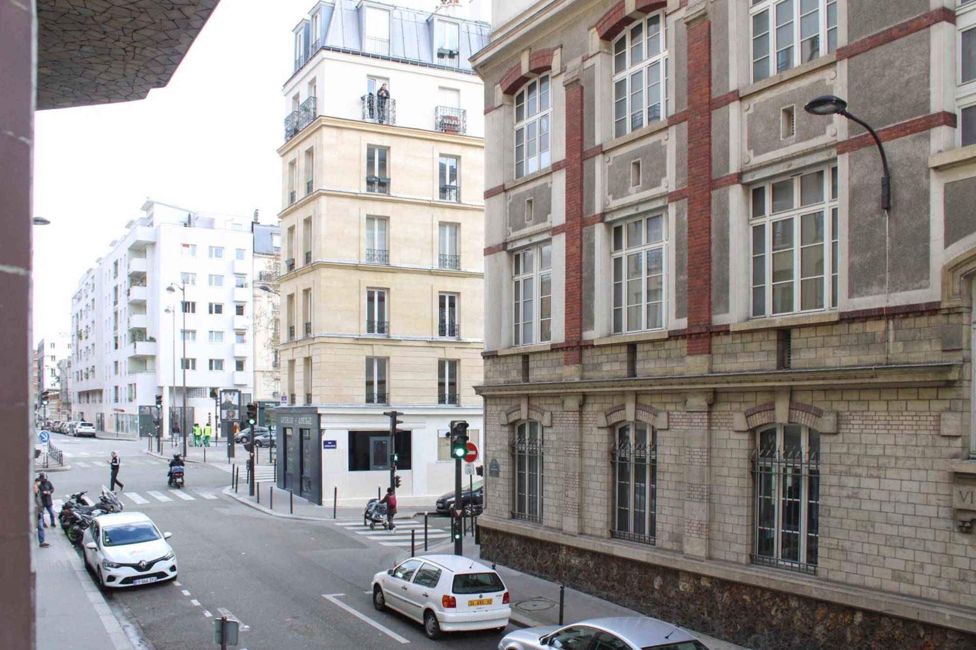 Spacious Family Nest Facing Square Des Epinette Appartamento *